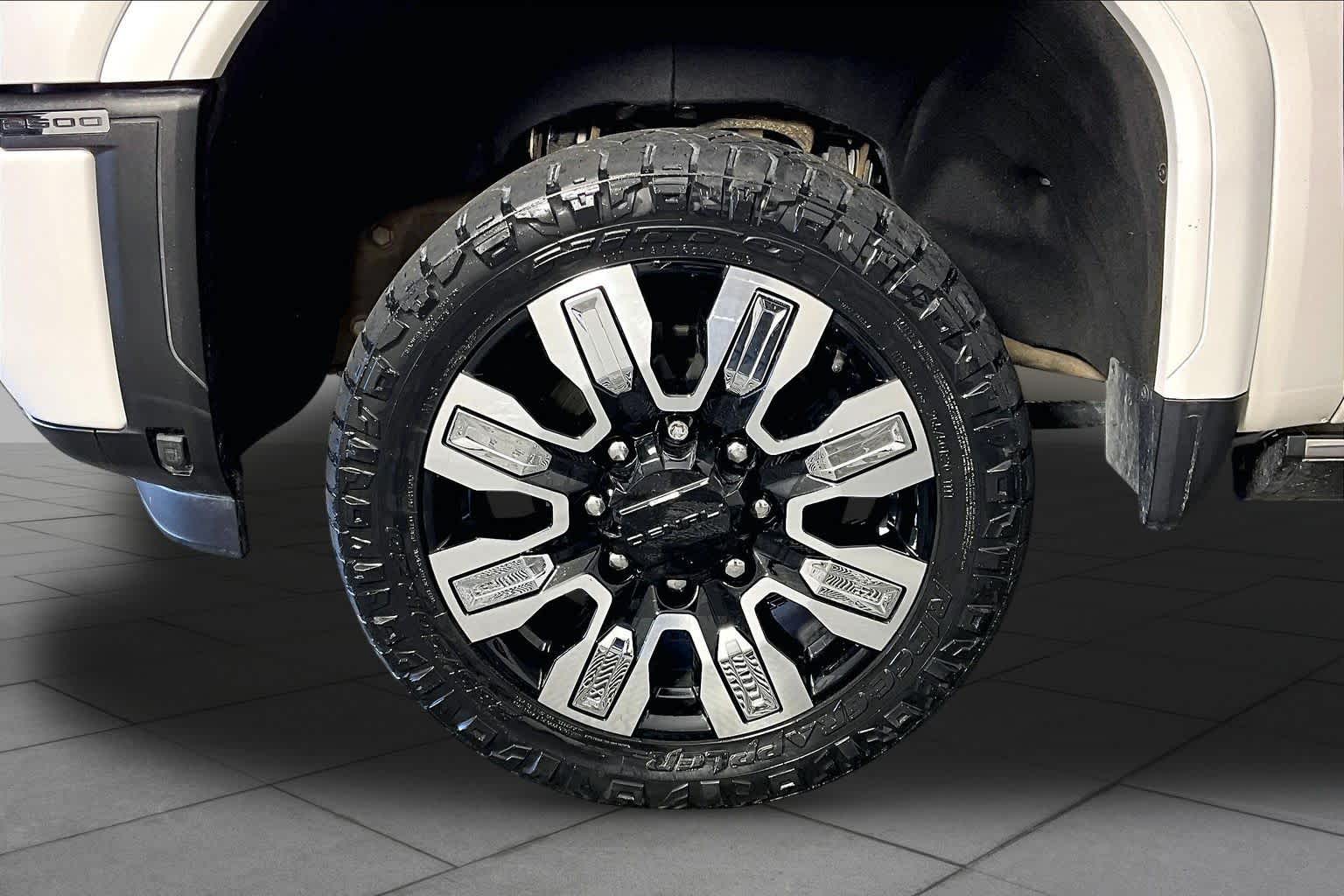Used 2024 White Frost Tricoat GMC Denali image 11