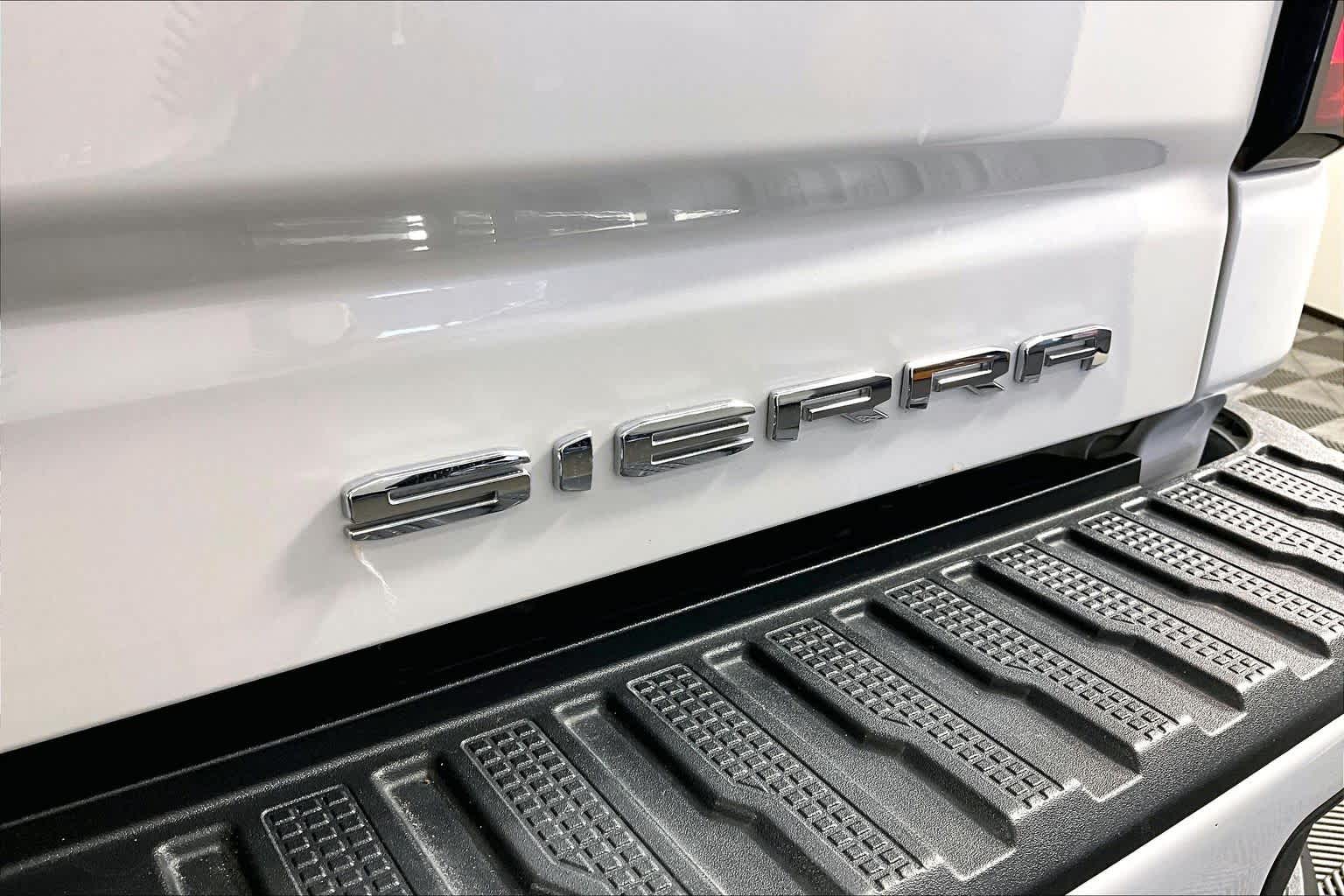 Used 2024 White Frost Tricoat GMC Denali image 31