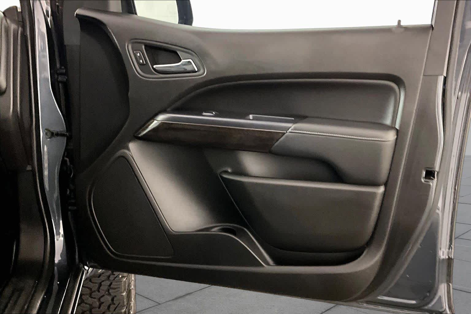 Used 2017 CYBER GRAY METALLIC GMC 2WD SLE image 21