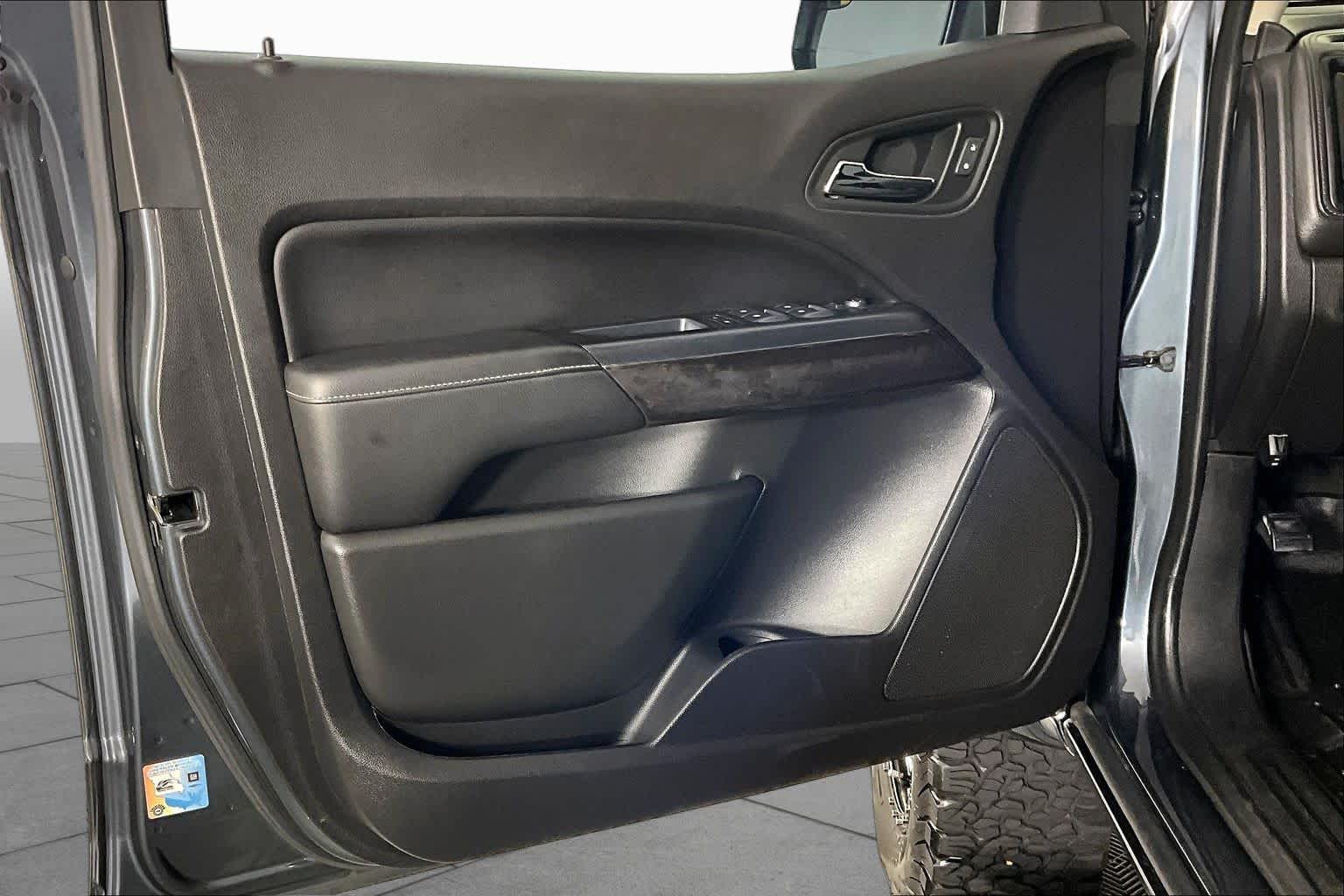 Used 2017 CYBER GRAY METALLIC GMC 2WD SLE image 20