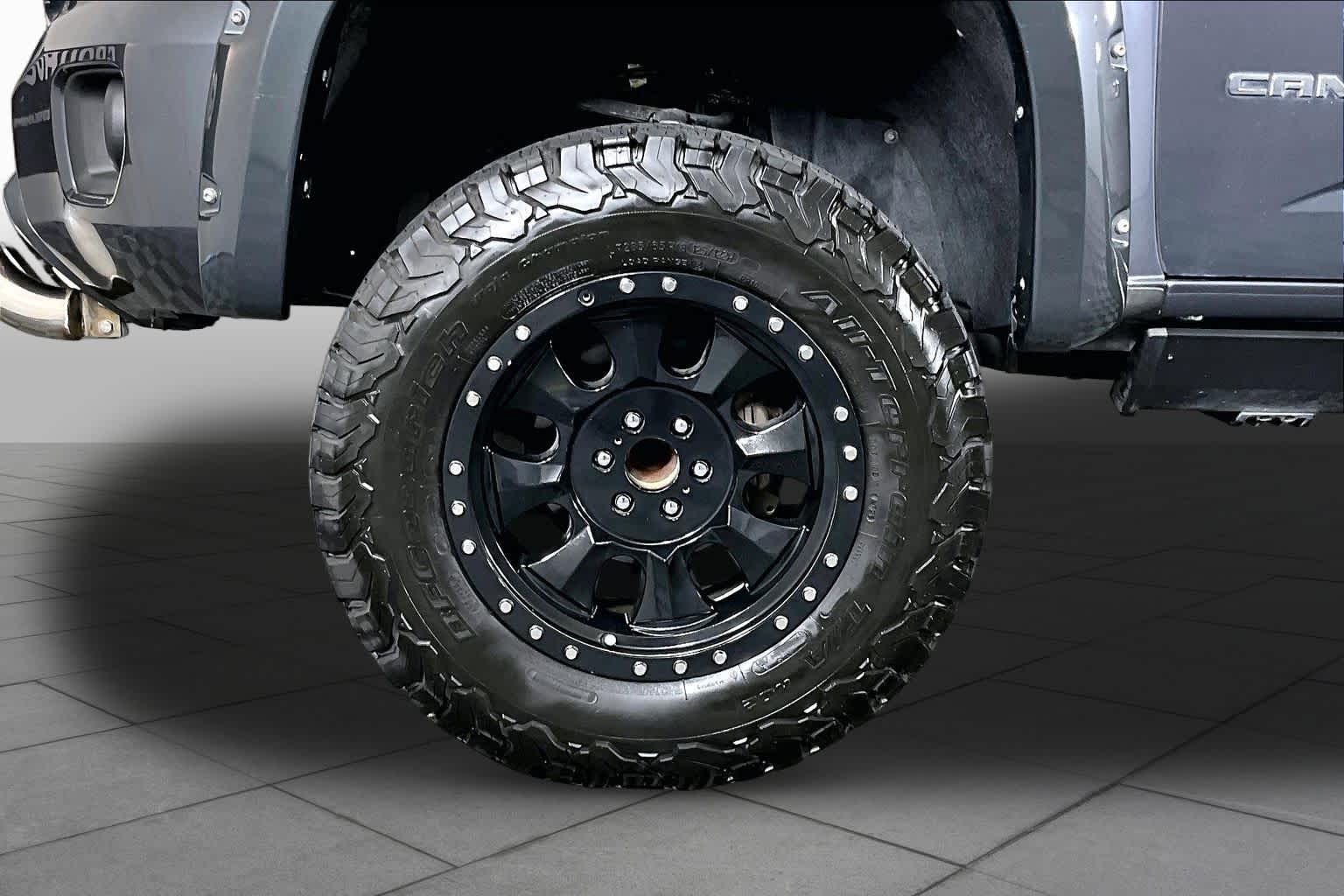 Used 2017 CYBER GRAY METALLIC GMC 2WD SLE image 10
