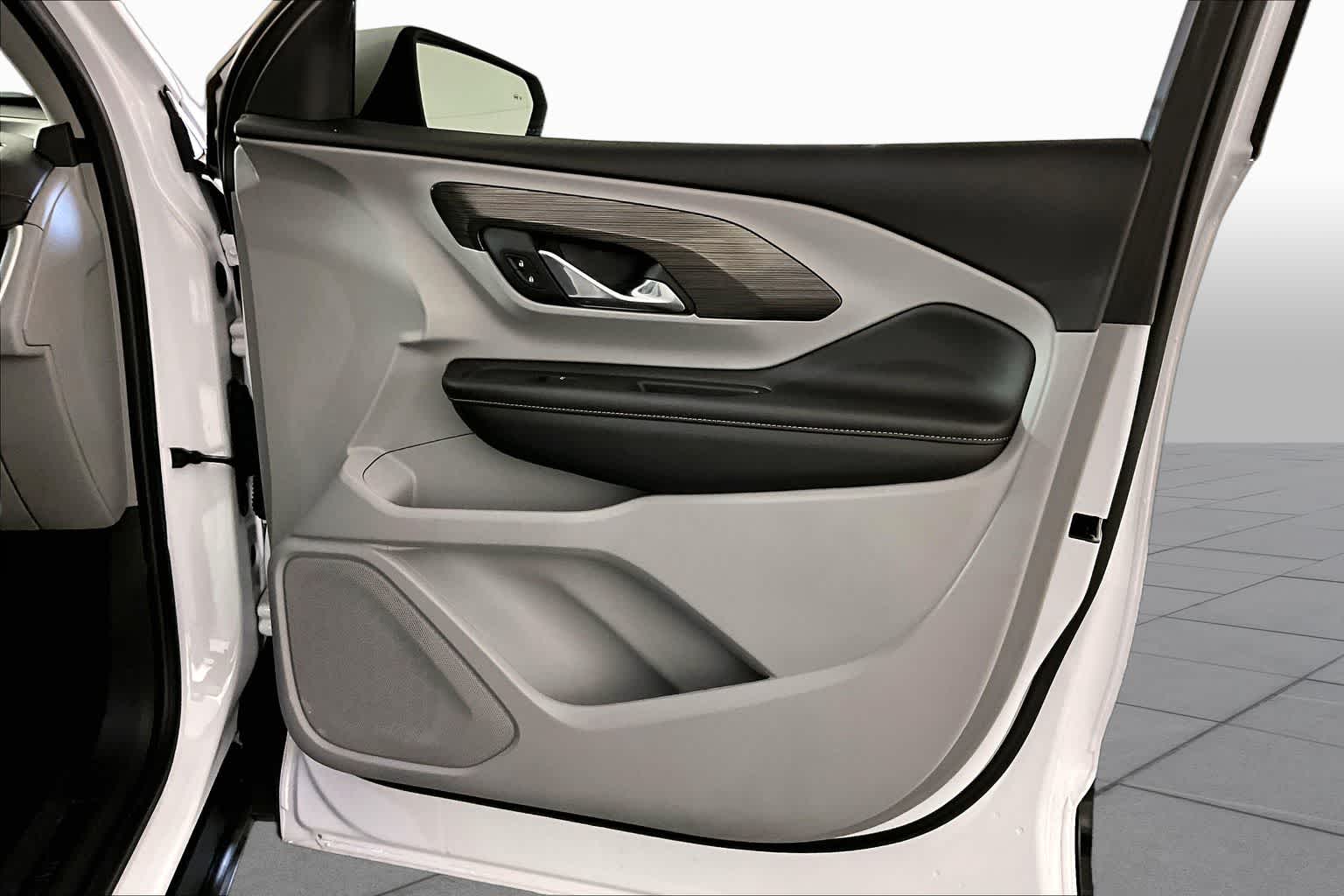 Certified Used 2021 WHITE FROST TRICOAT GMC SLT image 22