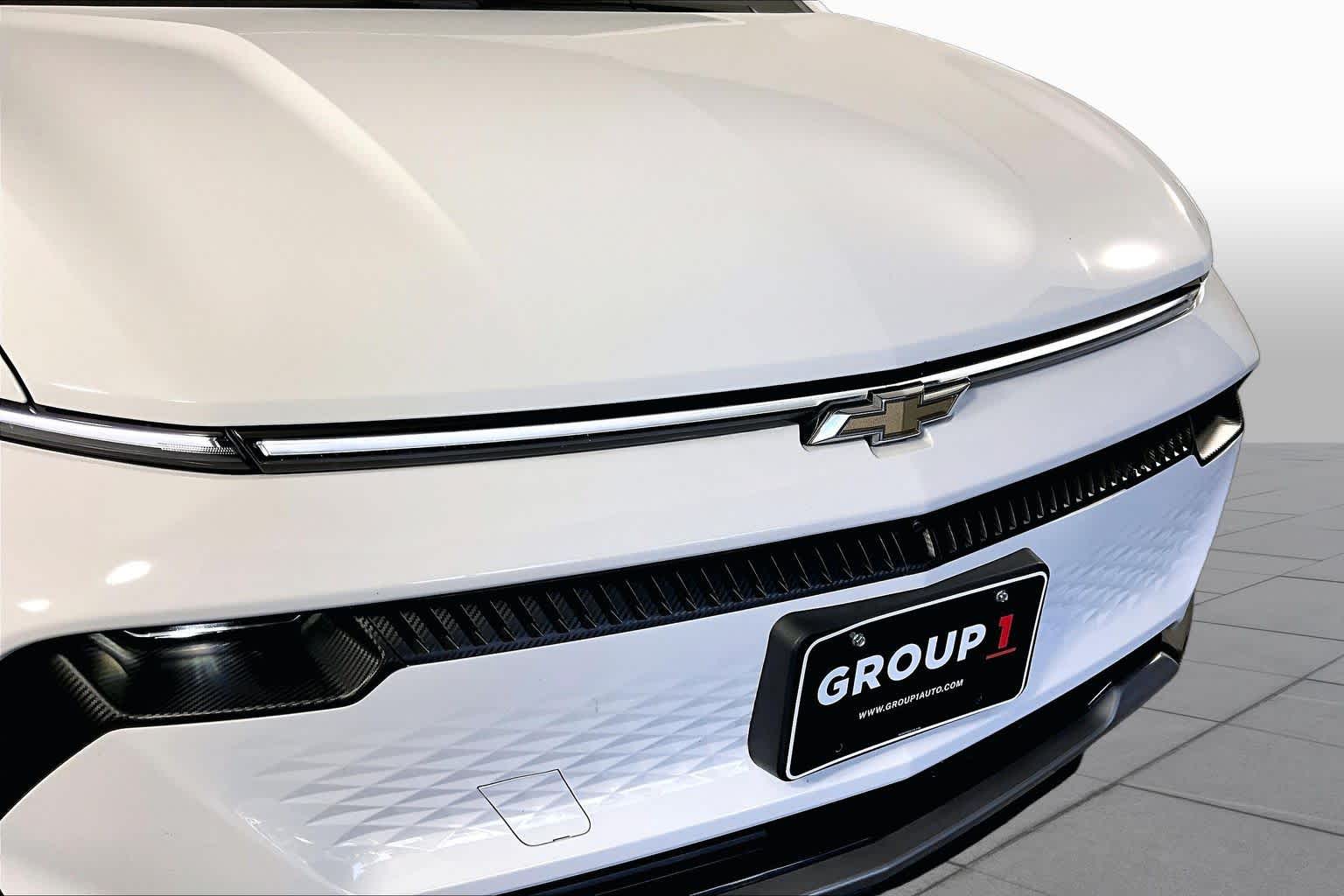 Used 2024 Summit White Chevrolet 2LT image 27