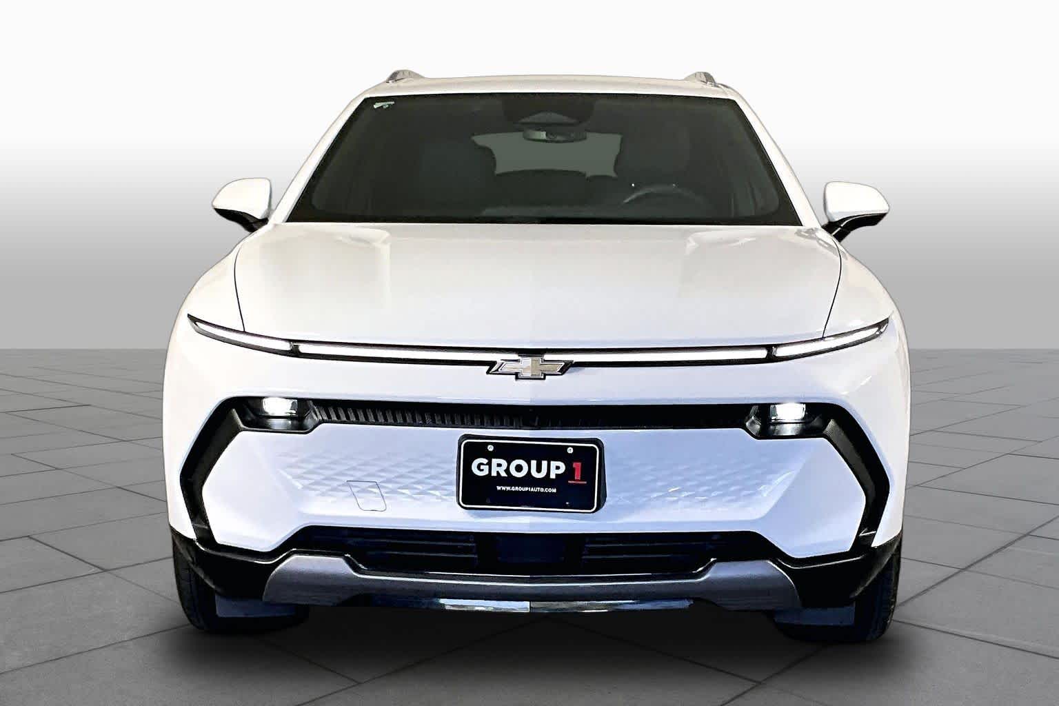 Used 2024 Summit White Chevrolet 2LT image 3