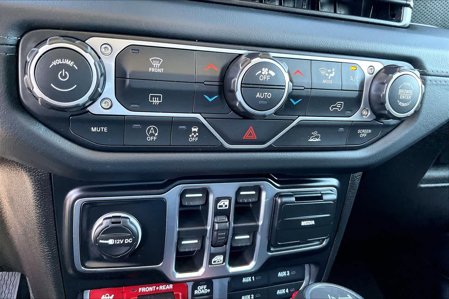 2026 Jeep Wrangler photo 30 of 32