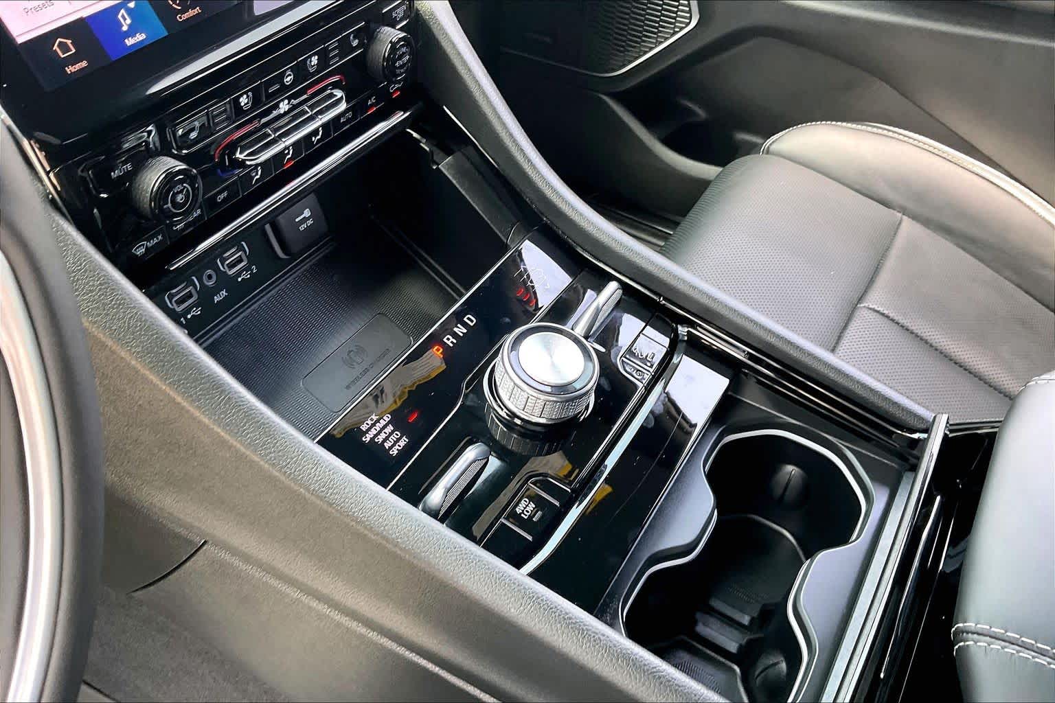 2024 Jeep Grand Cherokee Overland Diamond Black Crystal Pearlcoat at Beck & Masten Kia