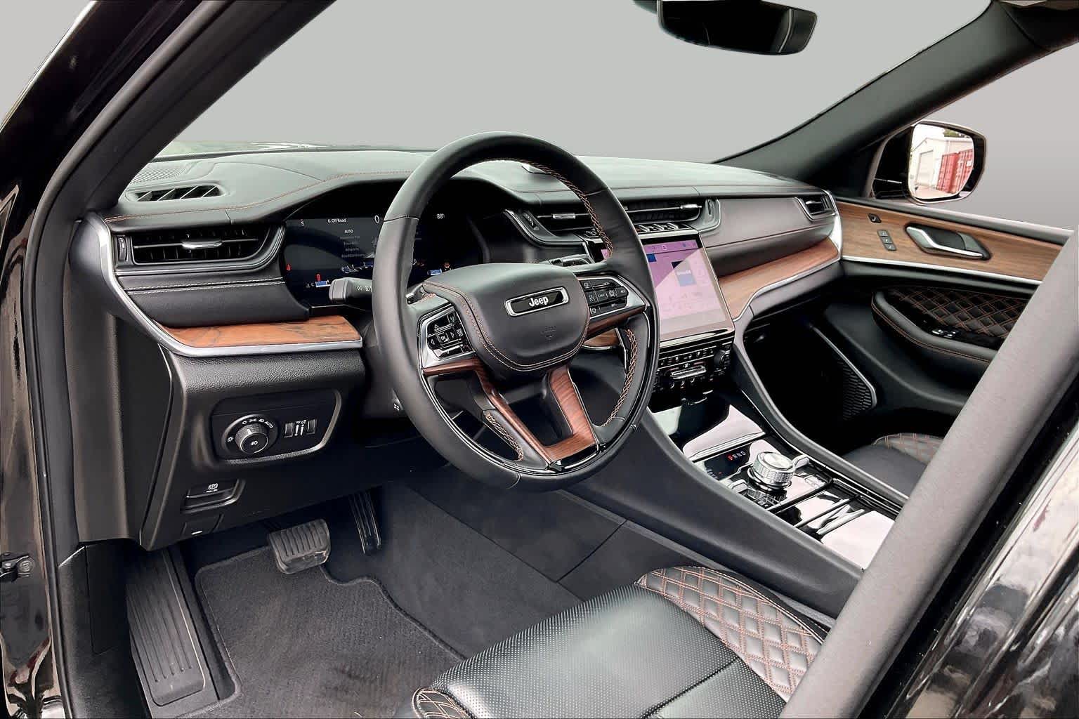2025 Jeep Grand Cherokee photo 17 of 34