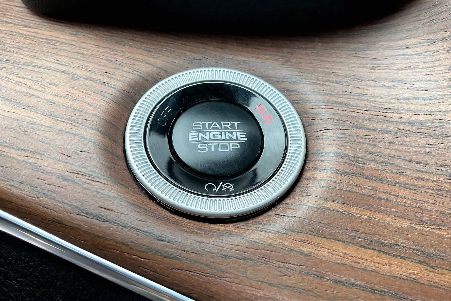 2025 Jeep Grand Cherokee photo 32 of 34