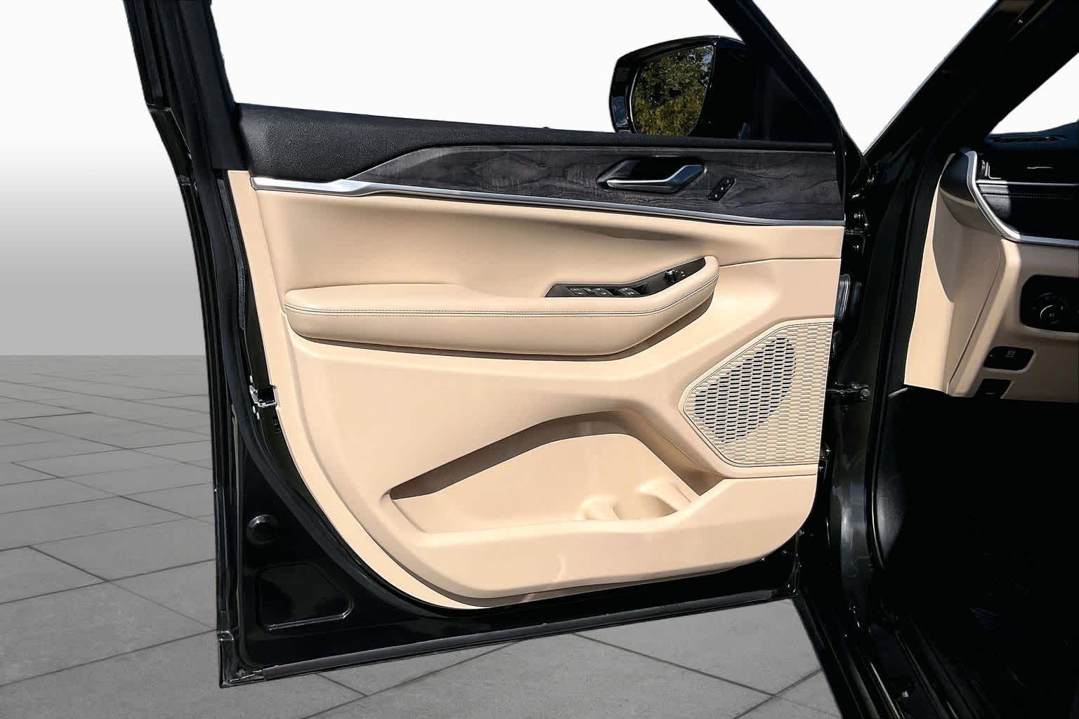 2024 Jeep Grand Cherokee L photo 22 of 35