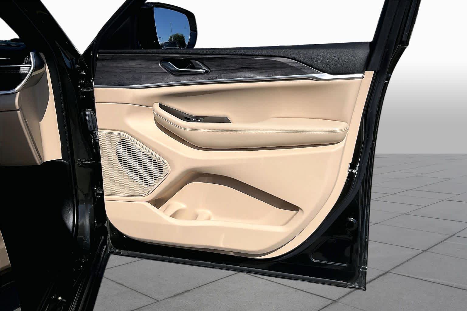 2024 Jeep Grand Cherokee L photo 23 of 35