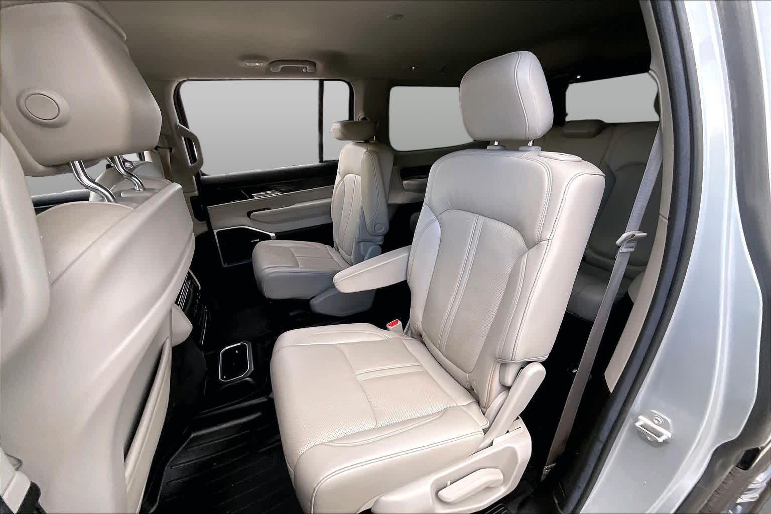 2022 Jeep Wagoneer photo 18 of 32
