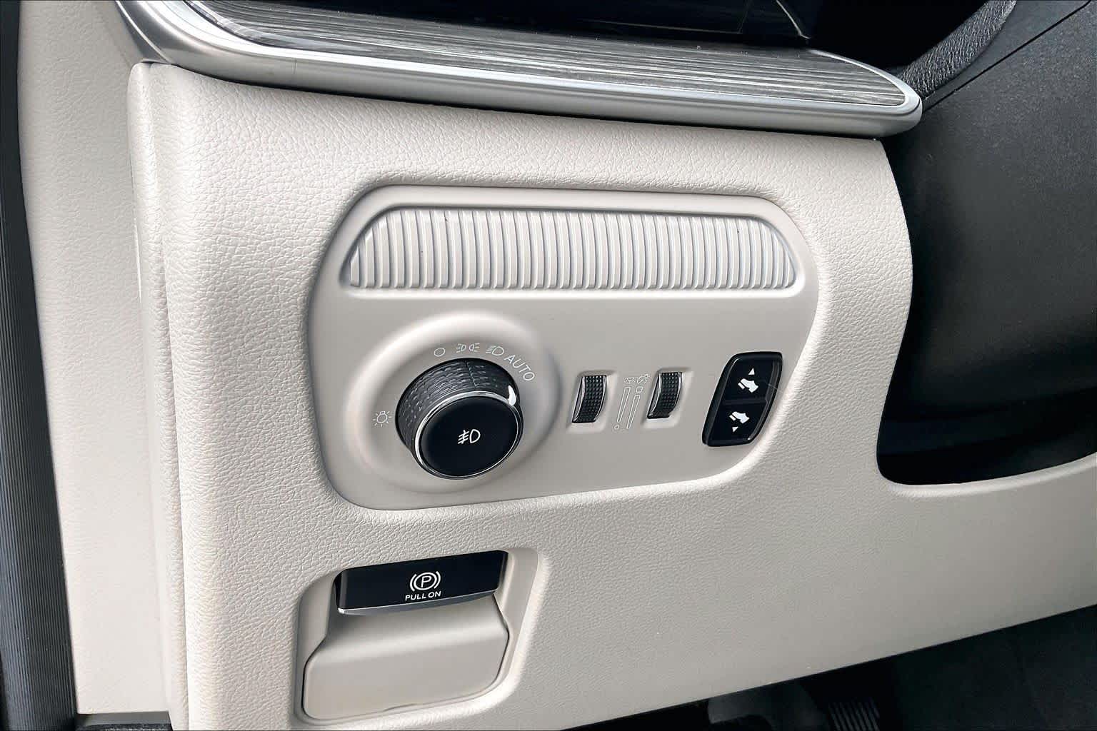 2022 Jeep Wagoneer photo 13 of 32