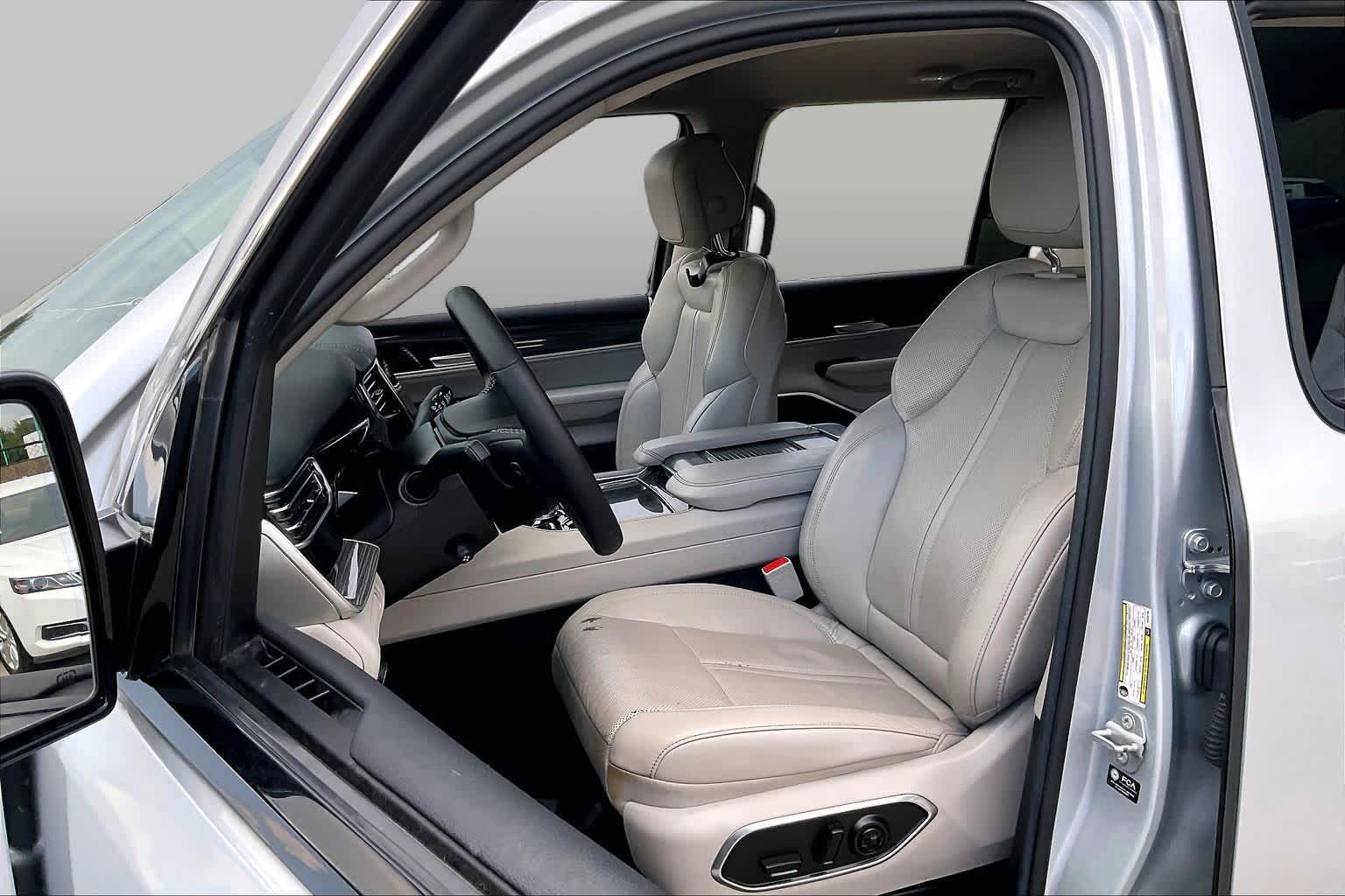 2022 Jeep Wagoneer photo 9 of 32
