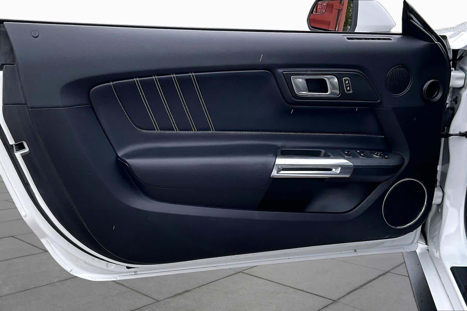 2019 Ford Mustang photo 18 of 31