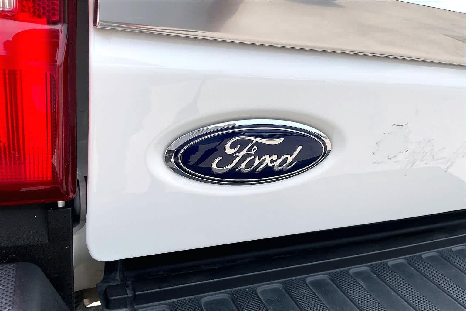 2025 Ford Super Duty F-250 Pickup King Ranch Star White Metallic Tri-Coat/Darkened Bronze at Group 1 GMC Buick South