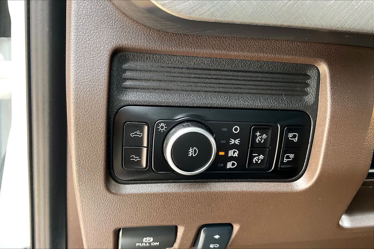 2025 Ford Super Duty F-250 Pickup King Ranch Star White Metallic Tri-Coat/Darkened Bronze at Group 1 GMC Buick South