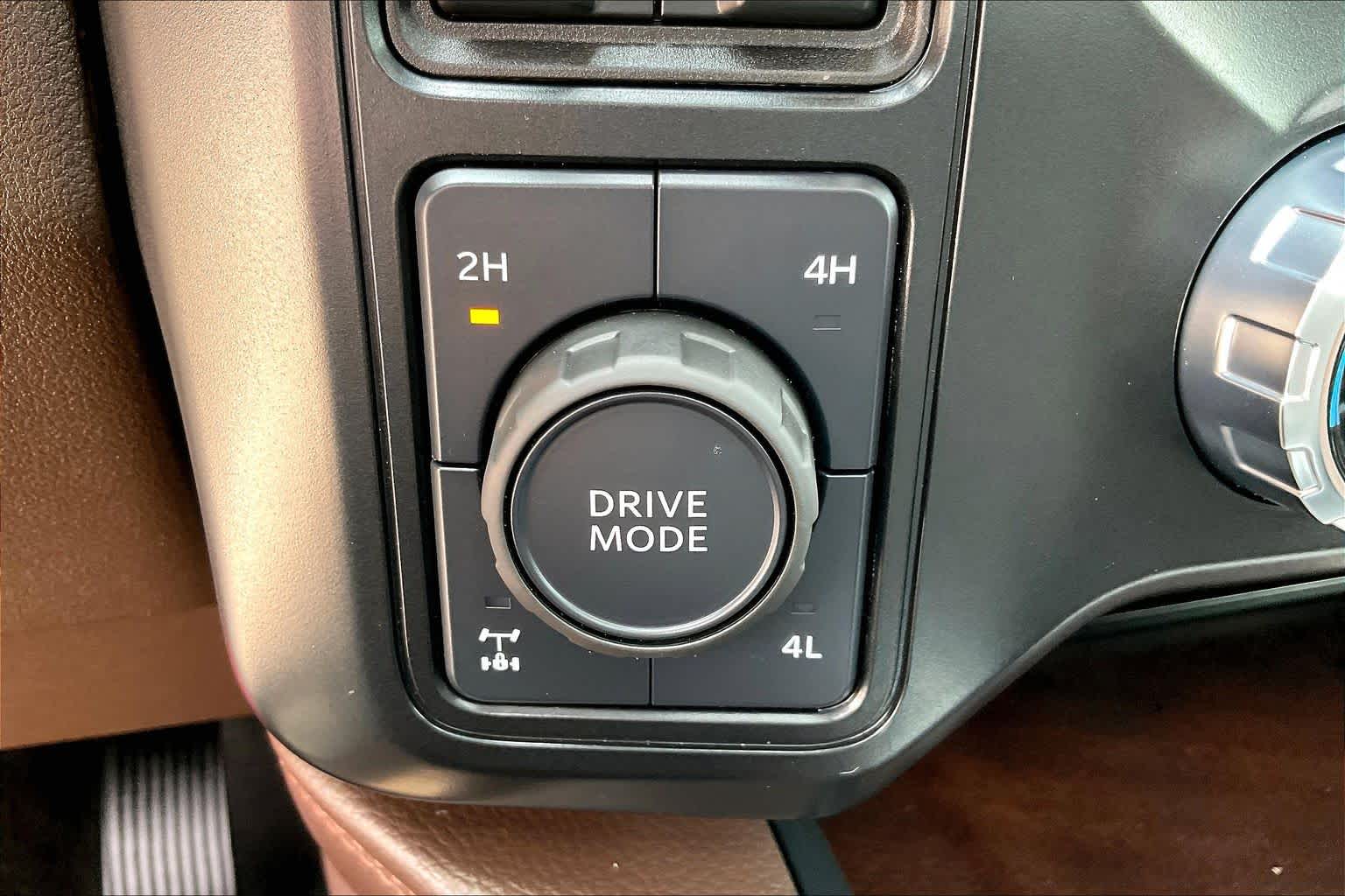 2025 Ford Super Duty F-250 Pickup King Ranch Star White Metallic Tri-Coat/Darkened Bronze at Group 1 GMC Buick South