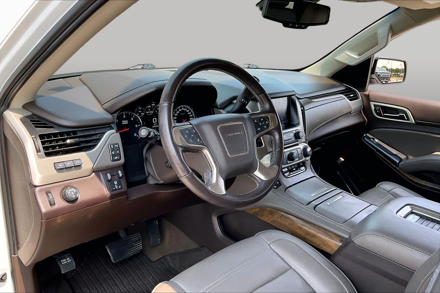 Used 2018 WHITE FROST TRICOAT GMC Denali image 17