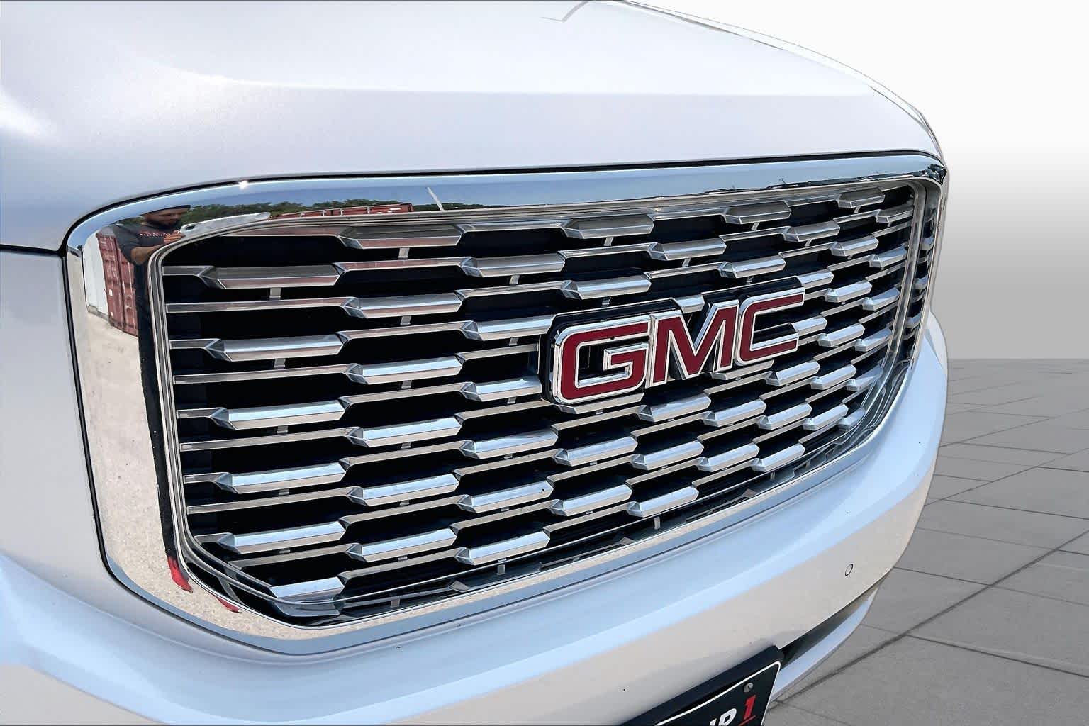 Used 2018 WHITE FROST TRICOAT GMC Denali image 29