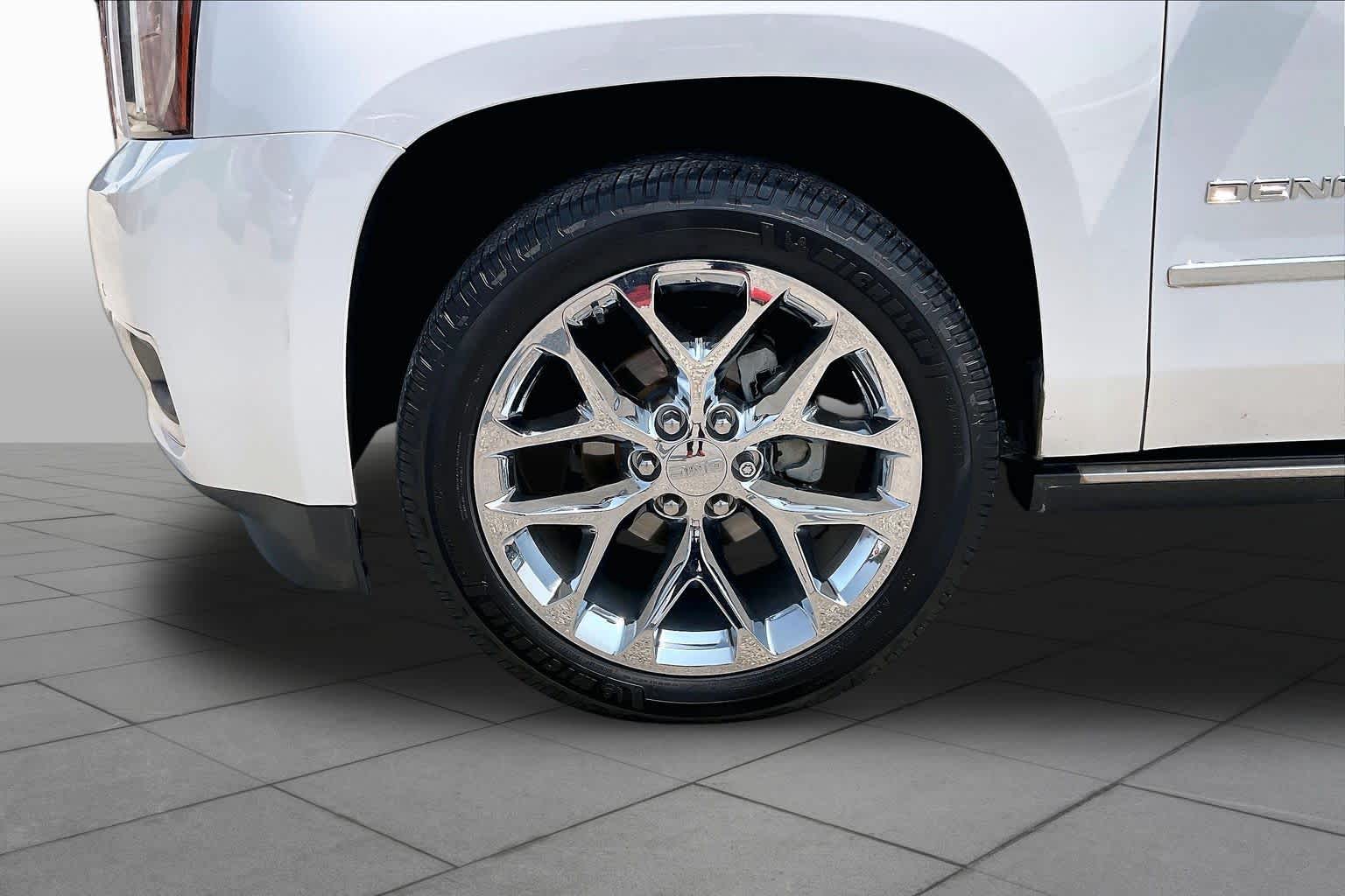 Used 2018 WHITE FROST TRICOAT GMC Denali image 11