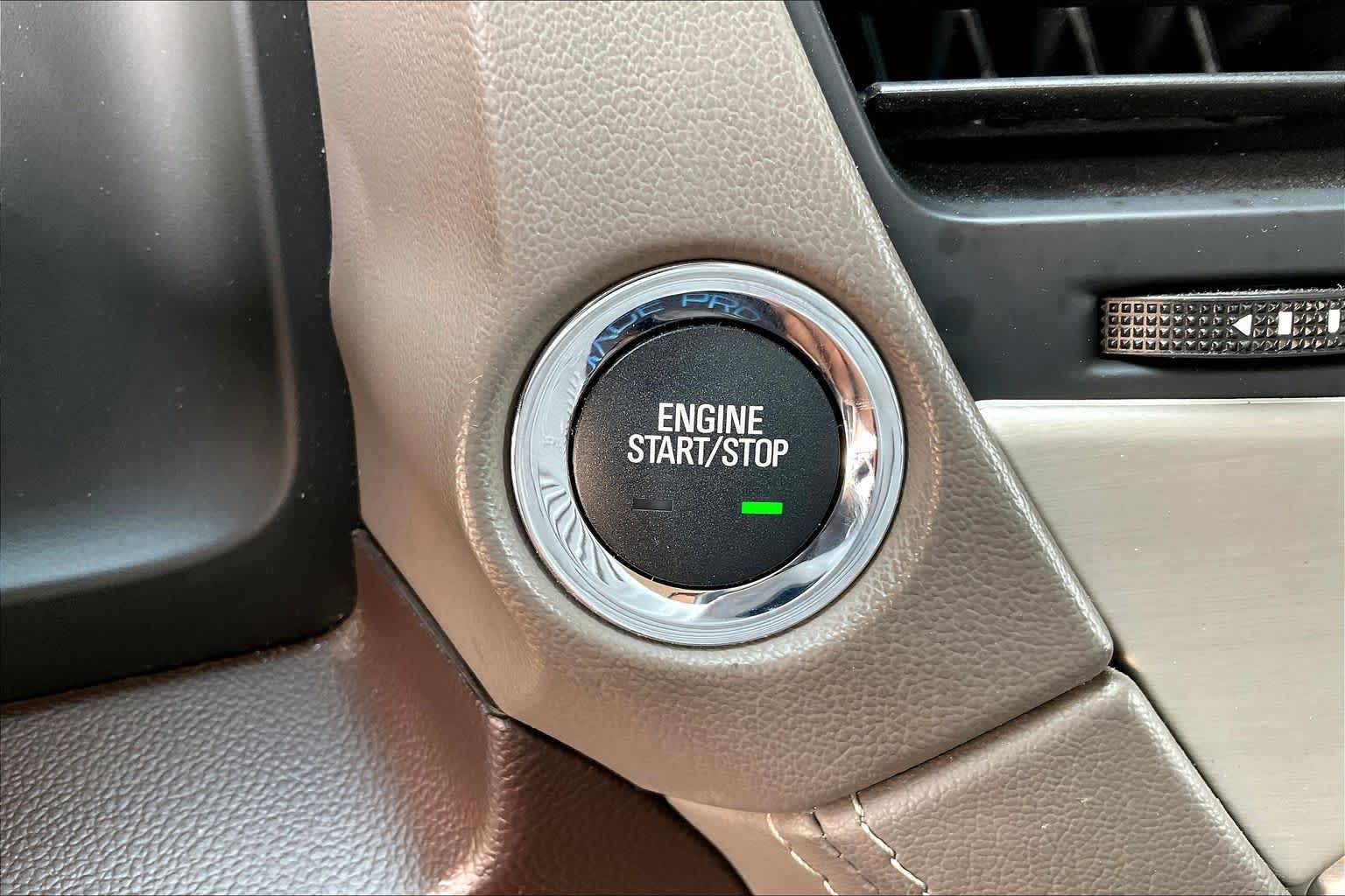 Used 2018 WHITE FROST TRICOAT GMC Denali image 32