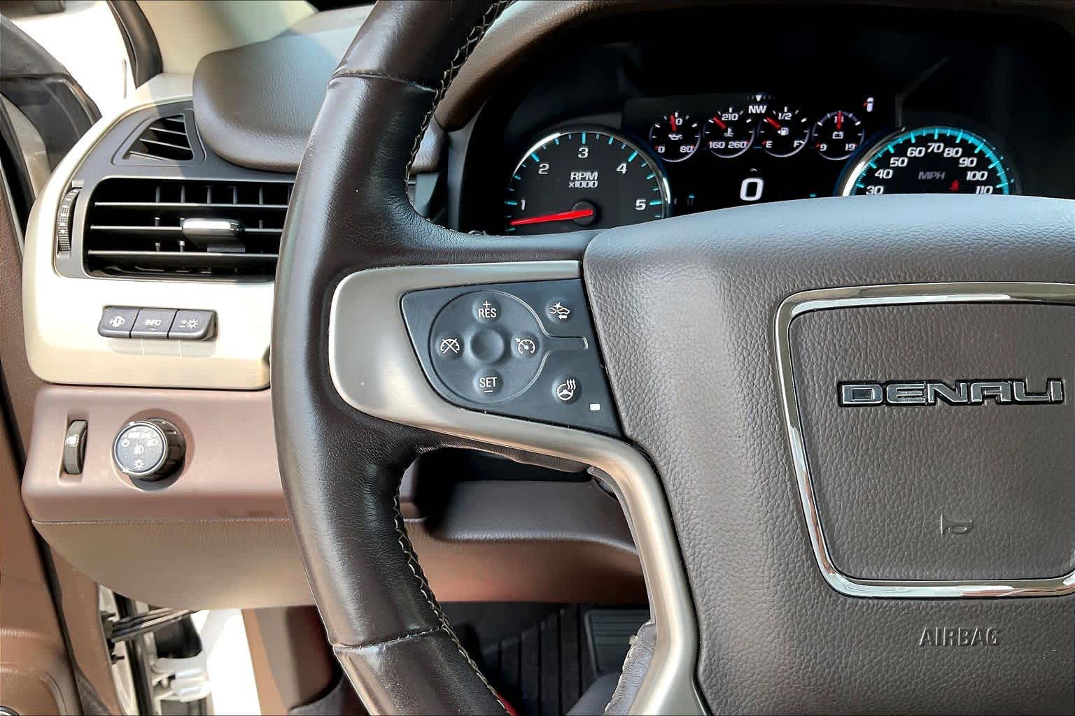 Used 2018 WHITE FROST TRICOAT GMC Denali image 23
