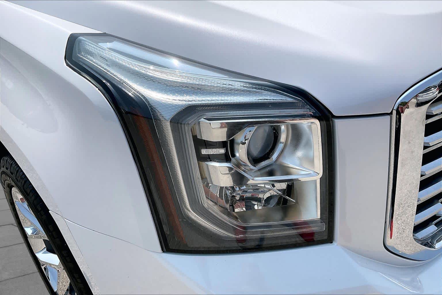 Used 2018 WHITE FROST TRICOAT GMC Denali image 27