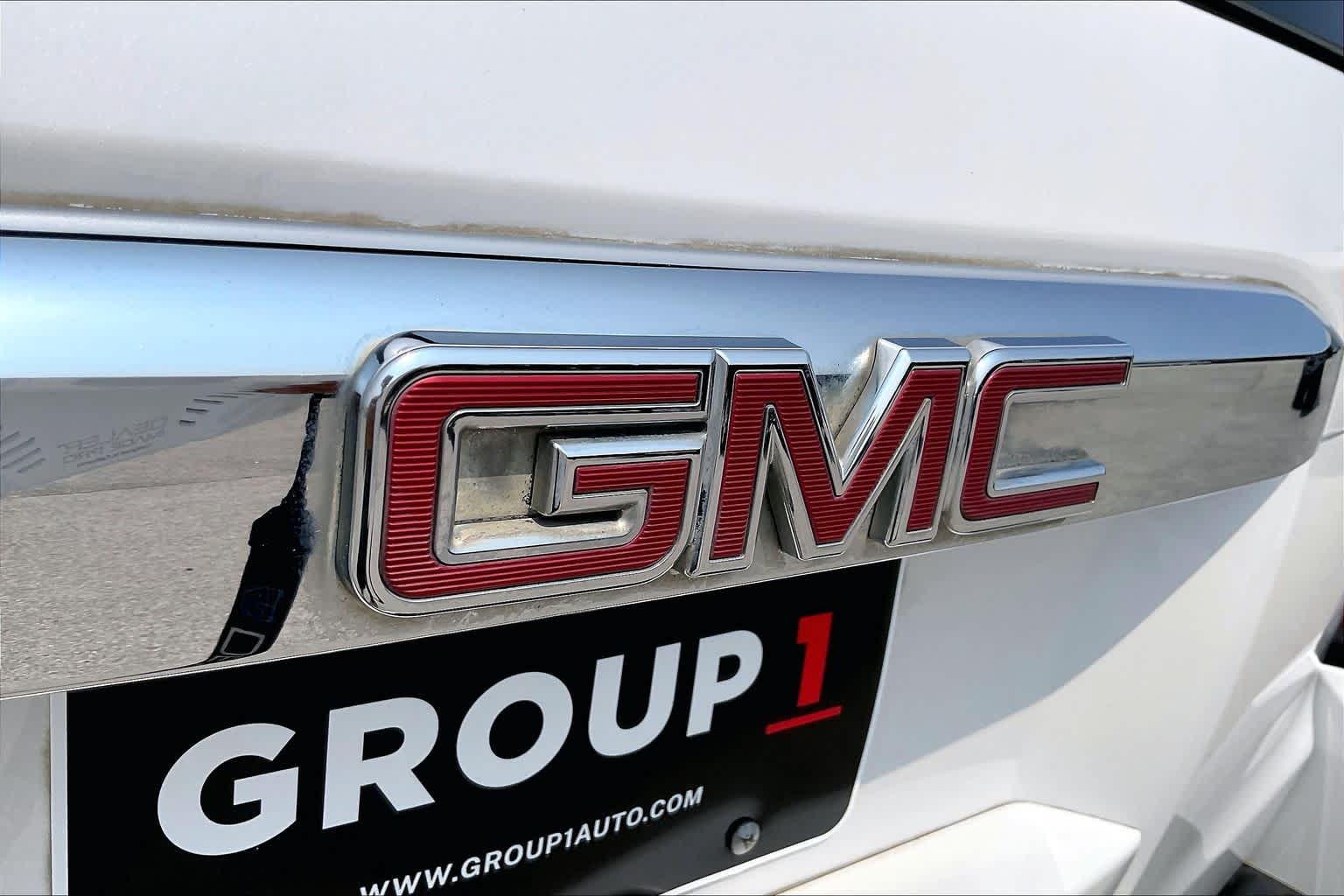 Used 2018 WHITE FROST TRICOAT GMC Denali image 30