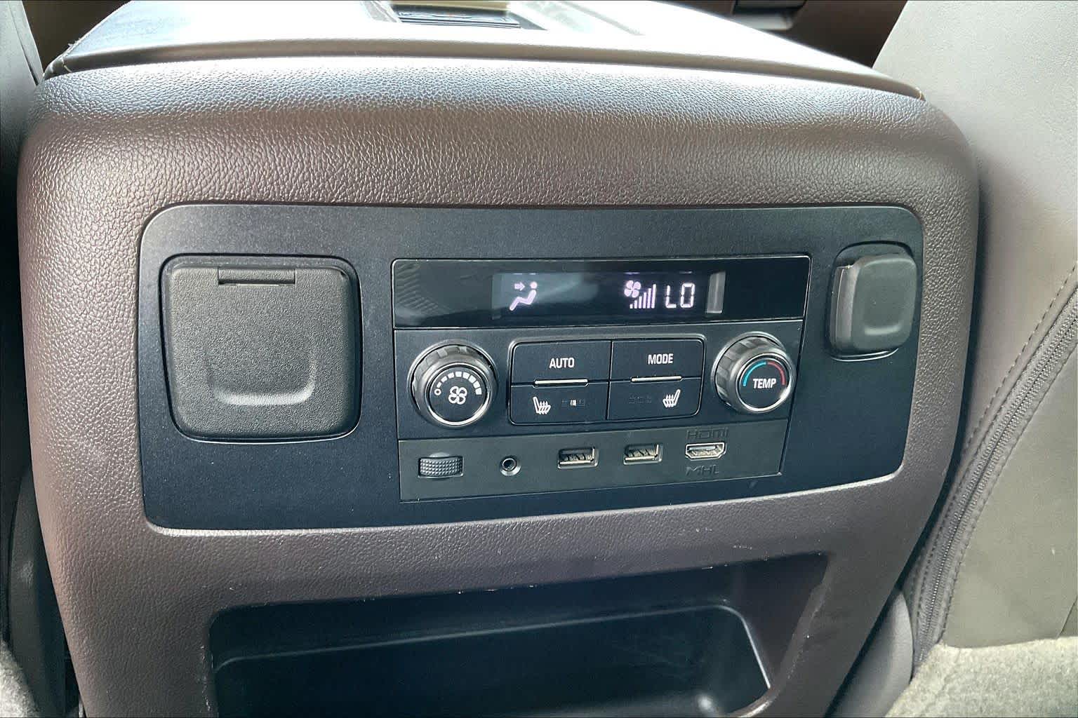 Used 2018 WHITE FROST TRICOAT GMC Denali image 31