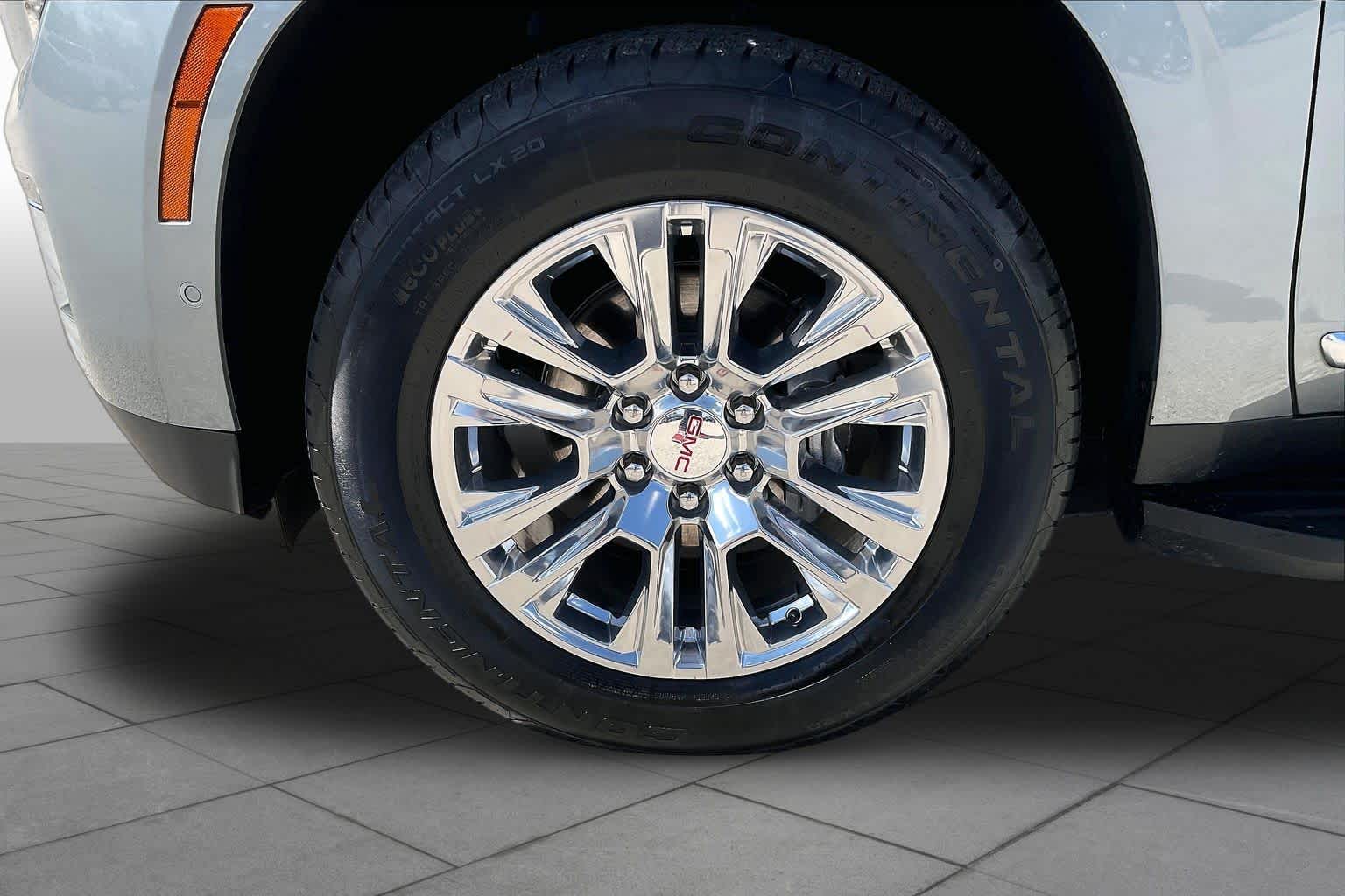 2025 GMC Yukon Denali photo 11 of 34