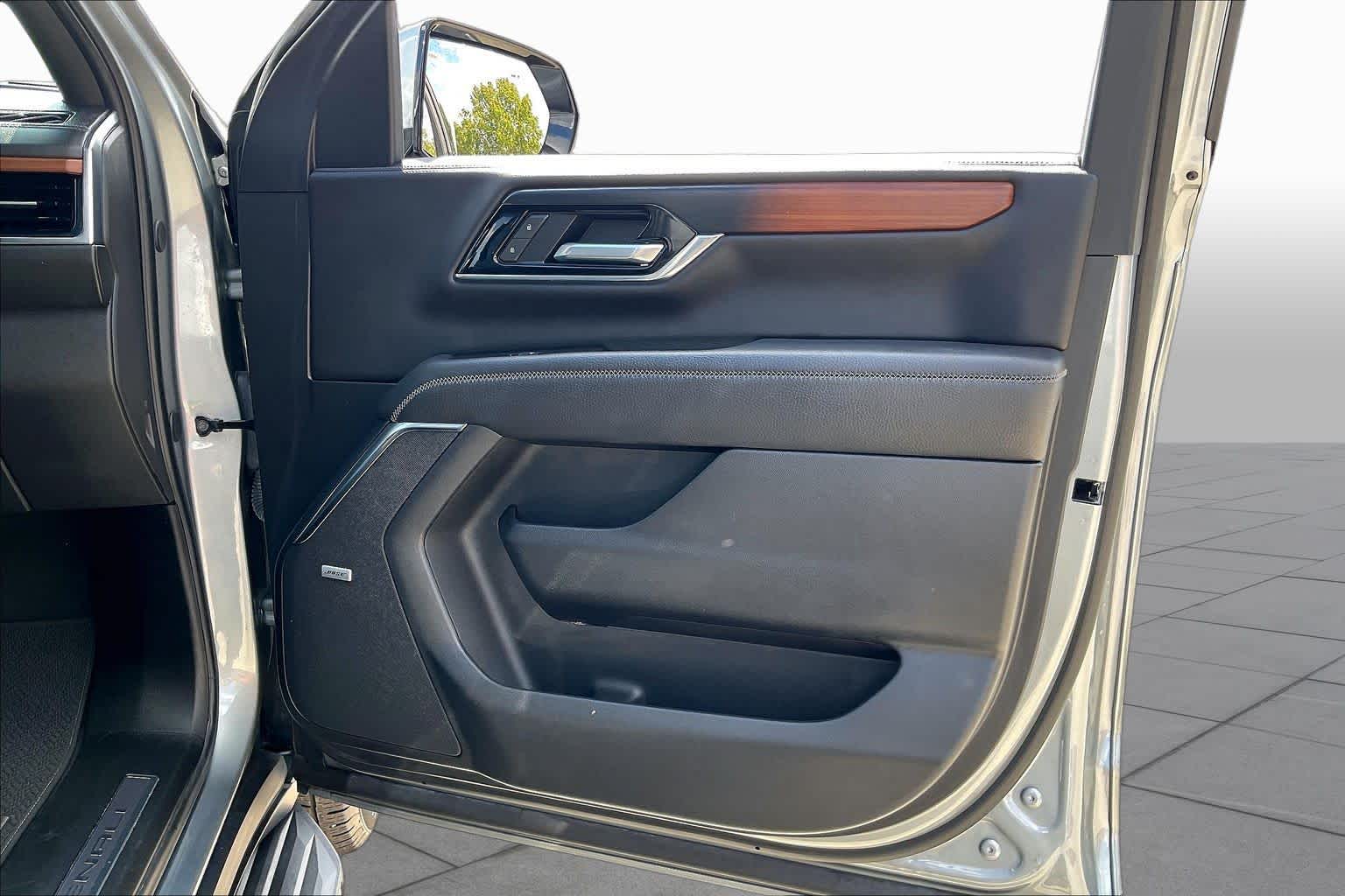 2025 GMC Yukon Denali photo 22 of 34