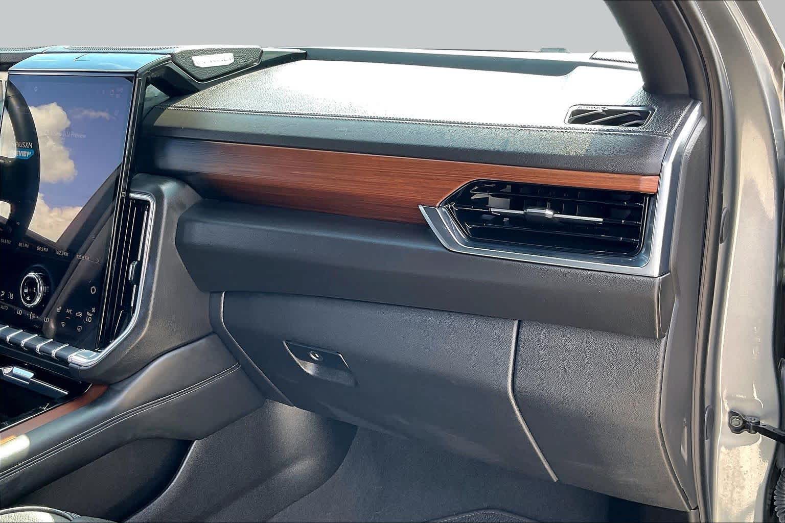 2025 GMC Yukon Denali photo 18 of 34