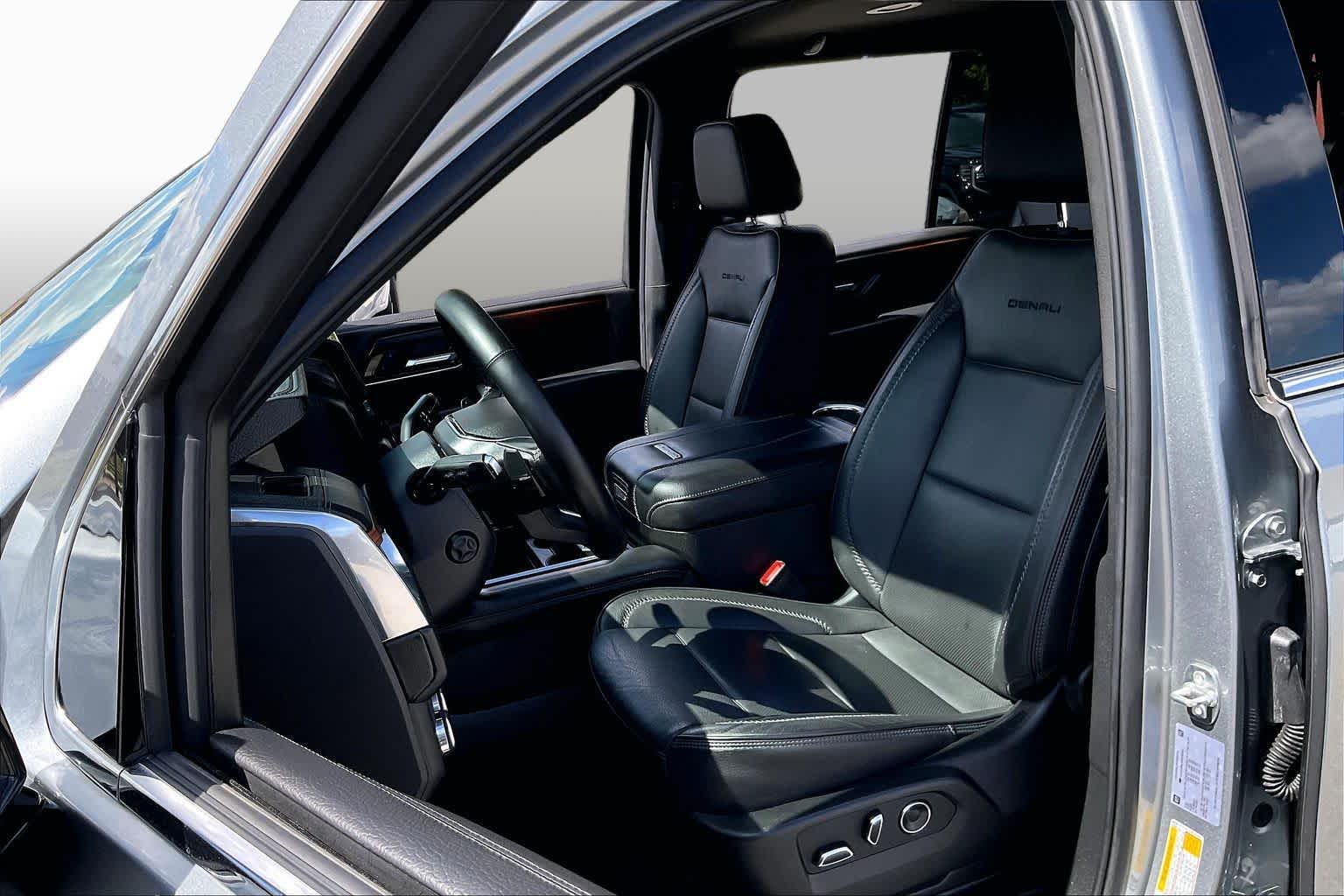 2025 GMC Yukon Denali photo 8 of 34