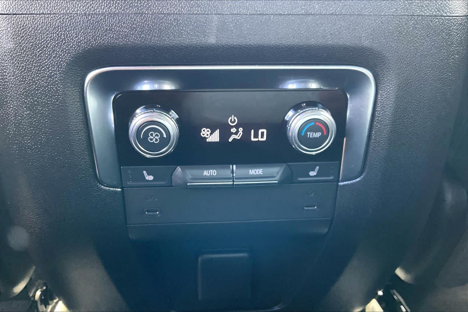 2025 GMC Yukon Denali photo 31 of 34