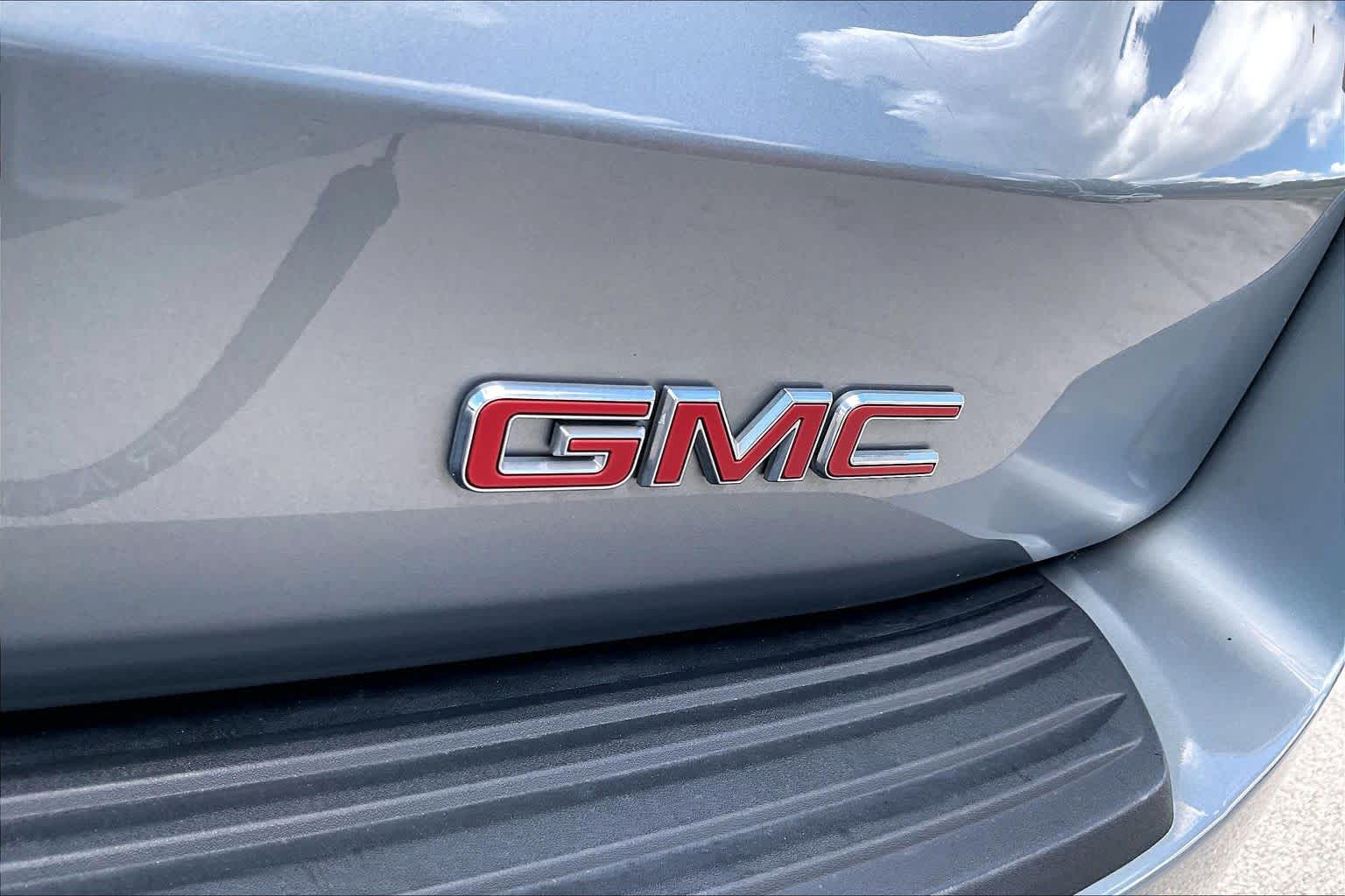 2025 GMC Yukon Denali photo 30 of 34