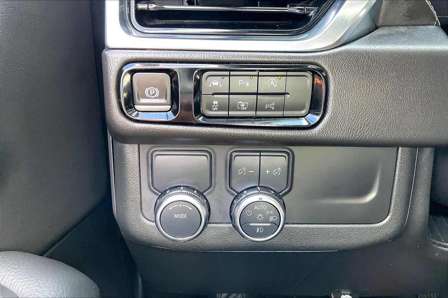 2025 GMC Yukon Denali photo 14 of 34
