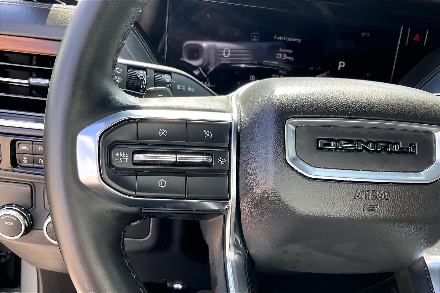2025 GMC Yukon Denali photo 23 of 34