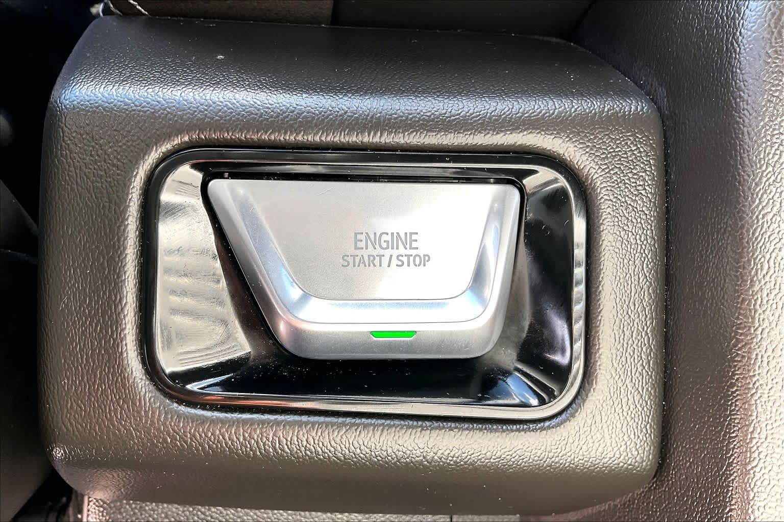 2025 GMC Yukon Denali photo 32 of 34