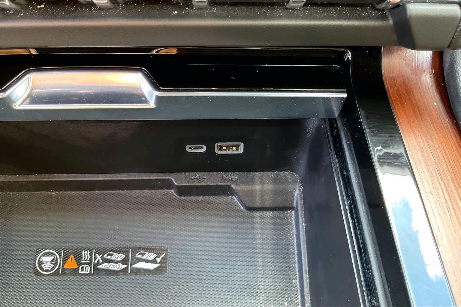 2025 GMC Yukon Denali photo 33 of 34