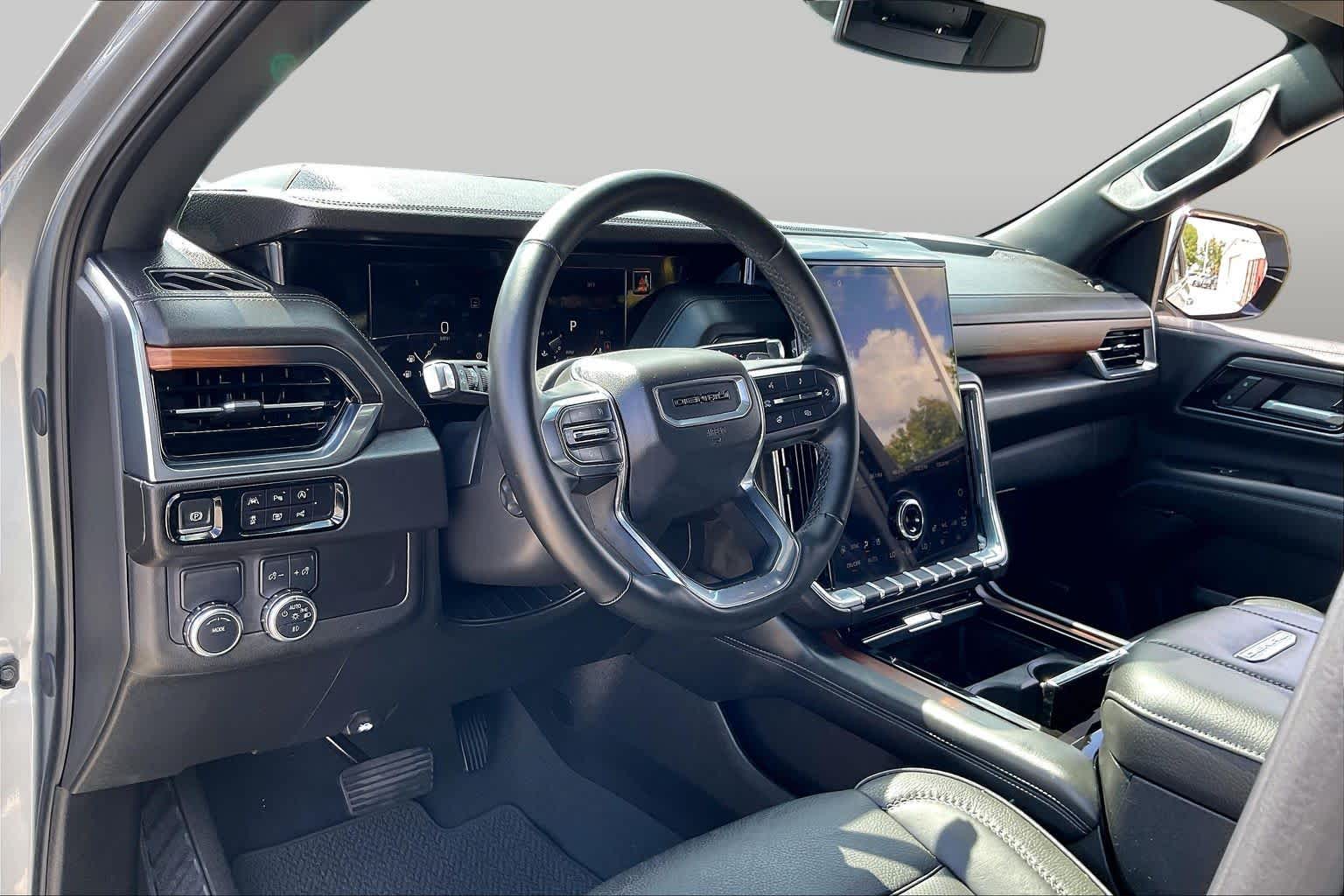 2025 GMC Yukon Denali photo 17 of 34