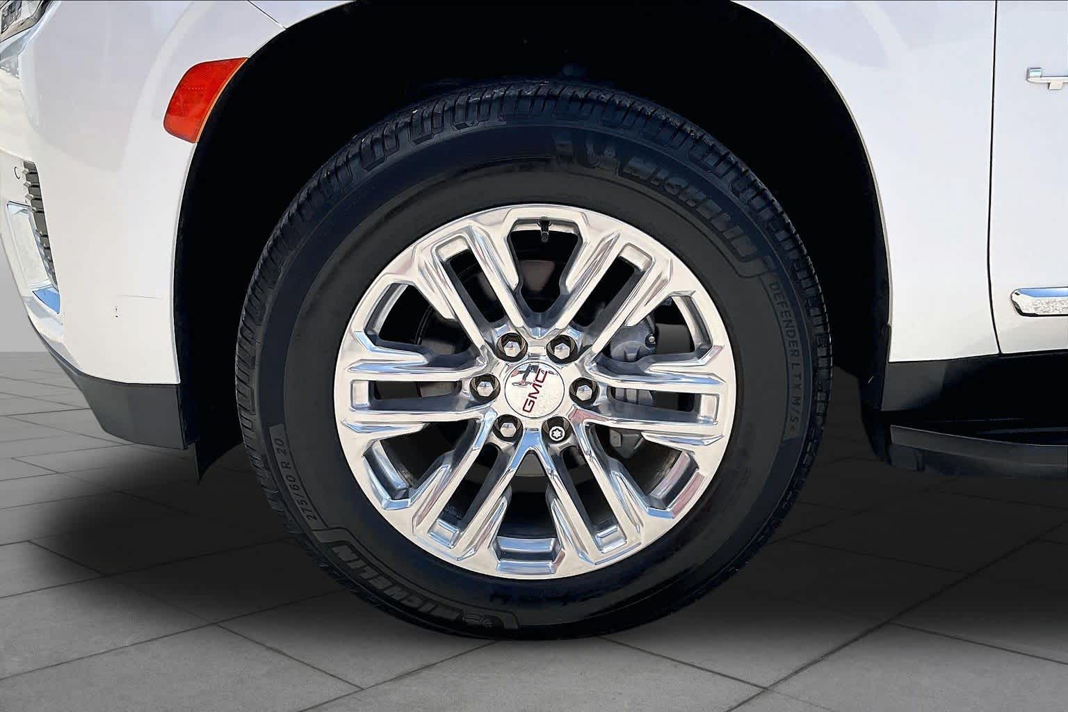 Used 2021 WHITE FROST TRICOAT GMC SLT image 11