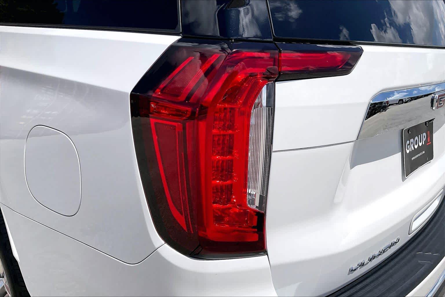 Used 2021 WHITE FROST TRICOAT GMC SLT image 29