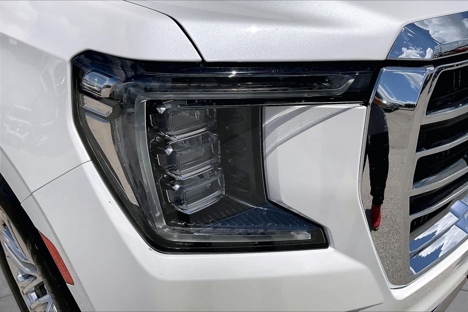Used 2021 WHITE FROST TRICOAT GMC SLT image 28