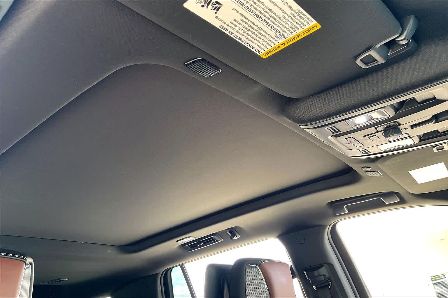 2024 GMC Yukon Denali Ultimate photo 13 of 35