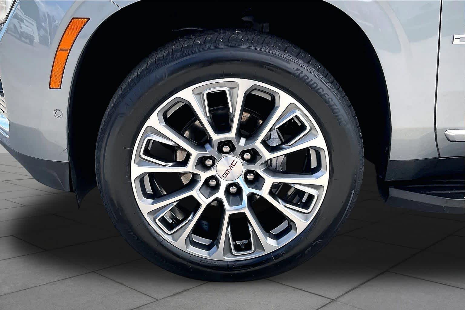 2025 GMC Yukon XL Denali photo 10 of 33