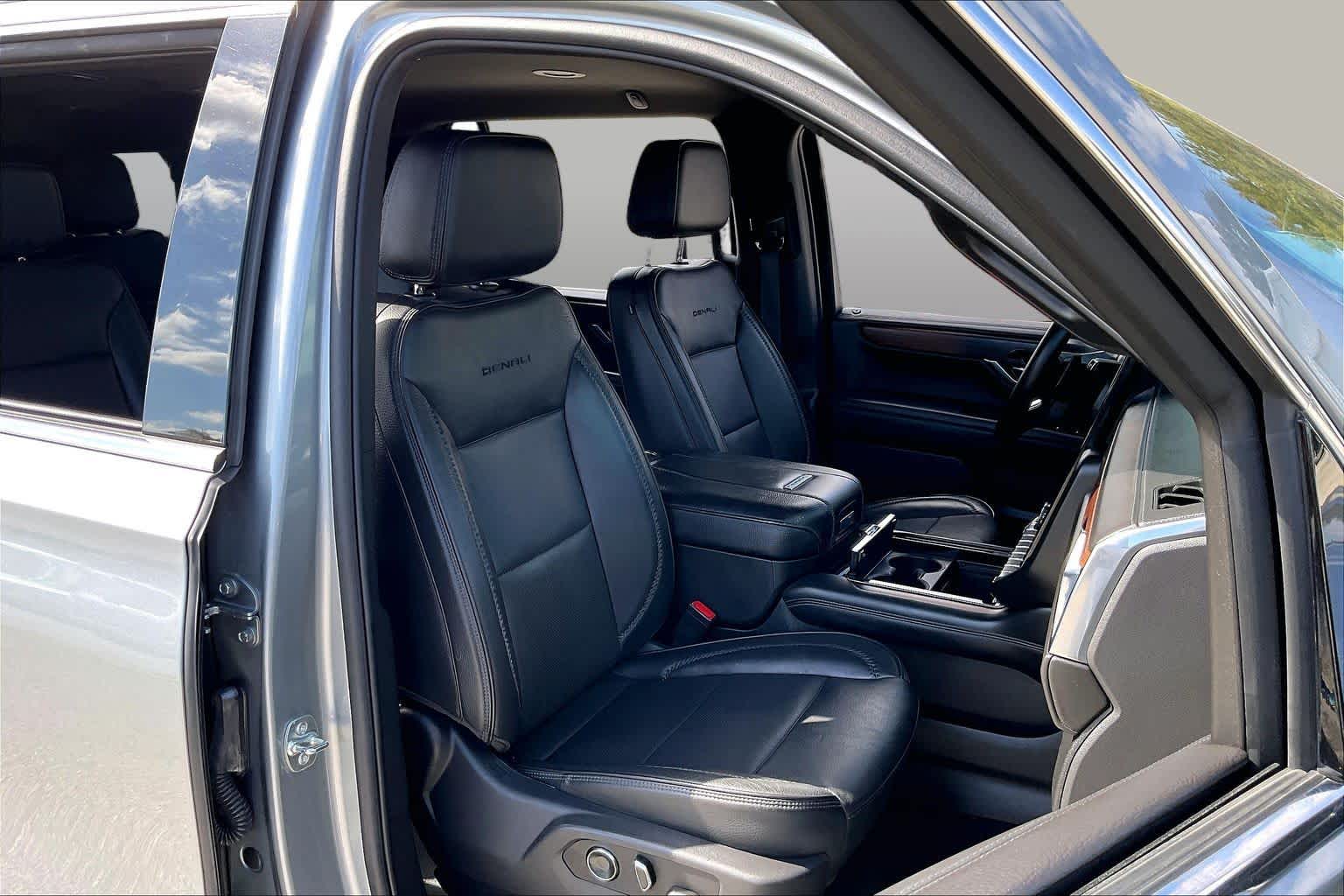 2025 GMC Yukon XL Denali photo 9 of 33