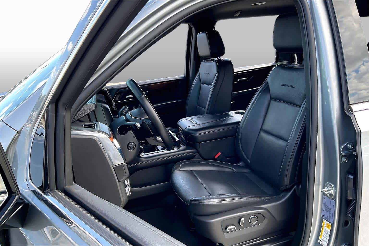2025 GMC Yukon XL Denali photo 8 of 33