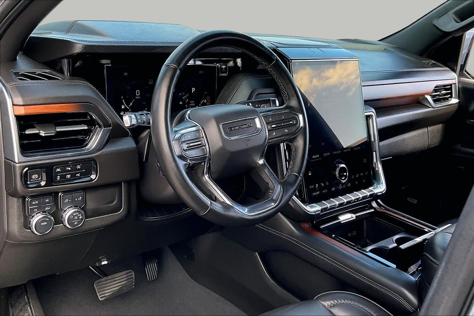 2025 GMC Yukon XL Denali photo 16 of 33