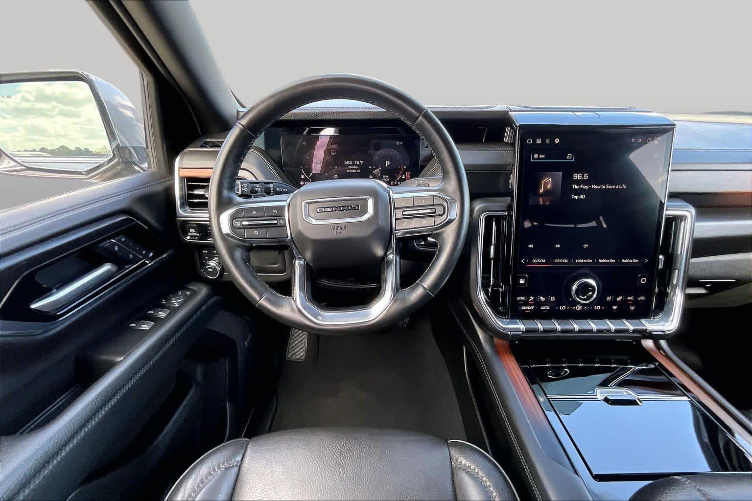 2025 GMC Yukon XL Denali photo 6 of 33