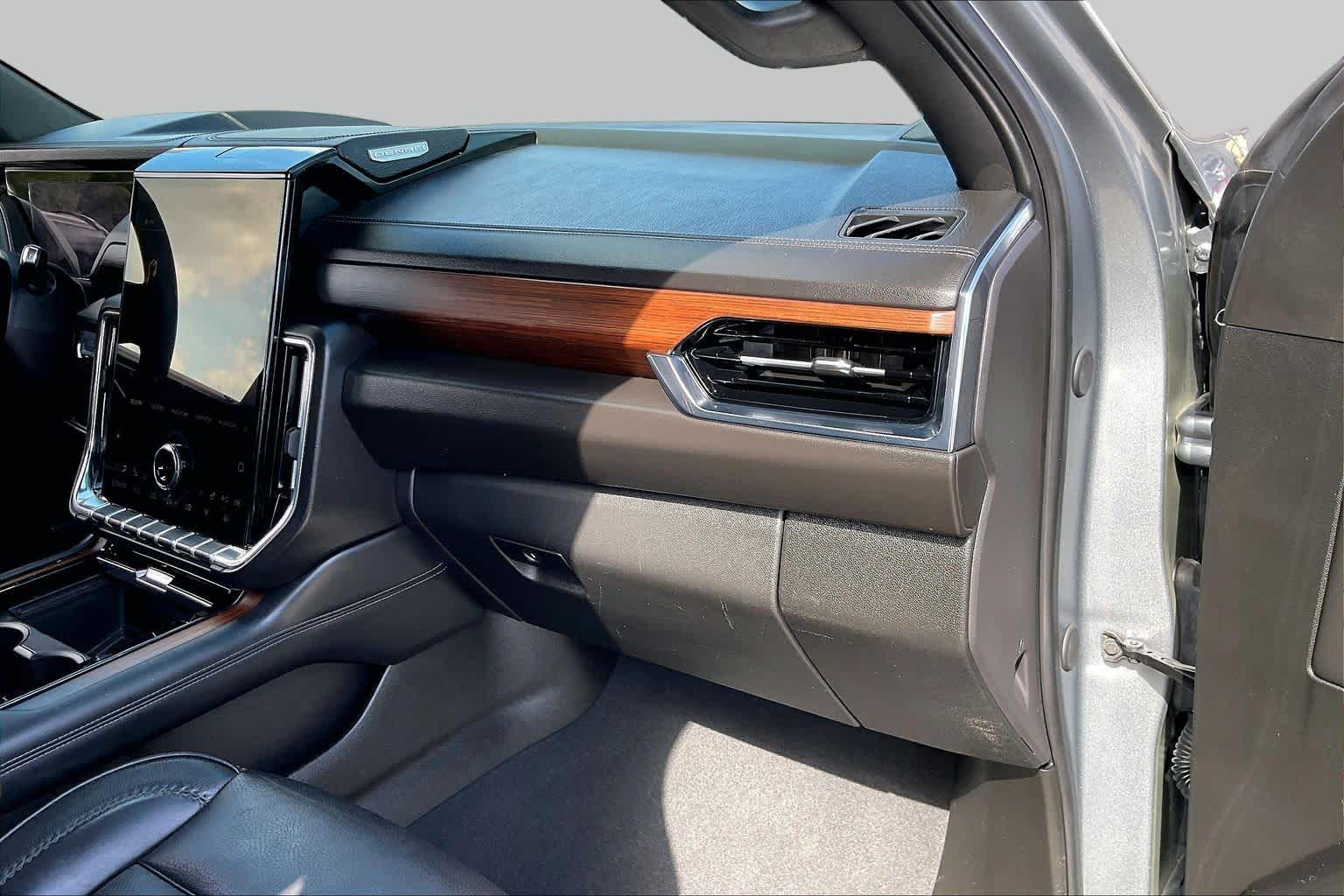 2025 GMC Yukon XL Denali photo 17 of 33